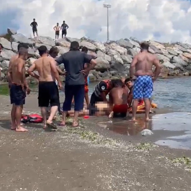 Denizde fenalaşan vatandaşa dakikalarca kalp masajı yapıldı
Karasu'da boğul...