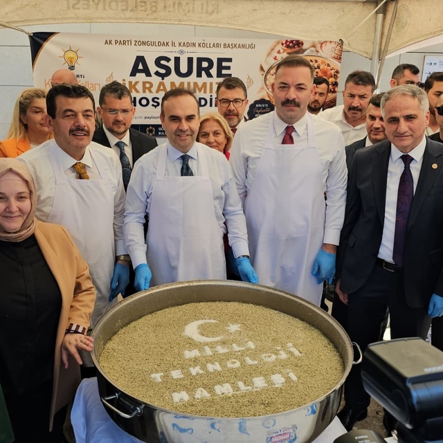 Bakan Kacır, vatandaşlara aşure ikramında bulundu