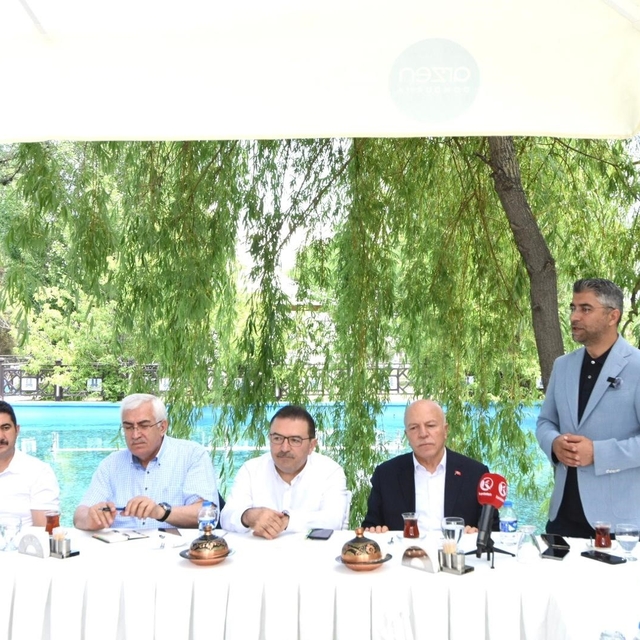 AK Parti Erzurum teşkilatı hizmetleri değerlendirdi
Stadyum, ulaşım, yeni k...