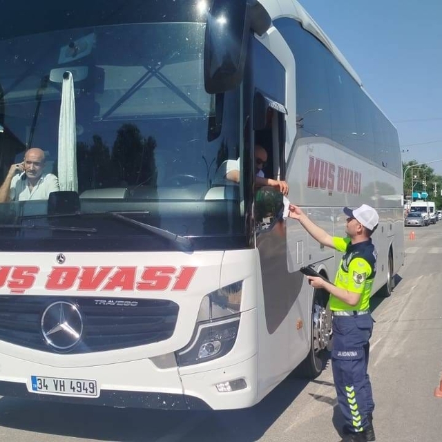 Muş'ta jandarmadan şehirlerarası yolcu otobüslerine sıkı denetim