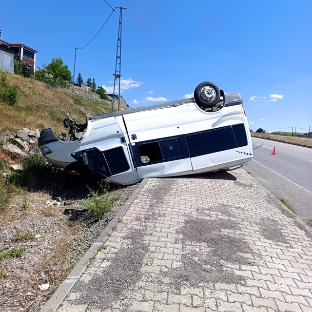 Minibüs takla attı: 1 yaralı
