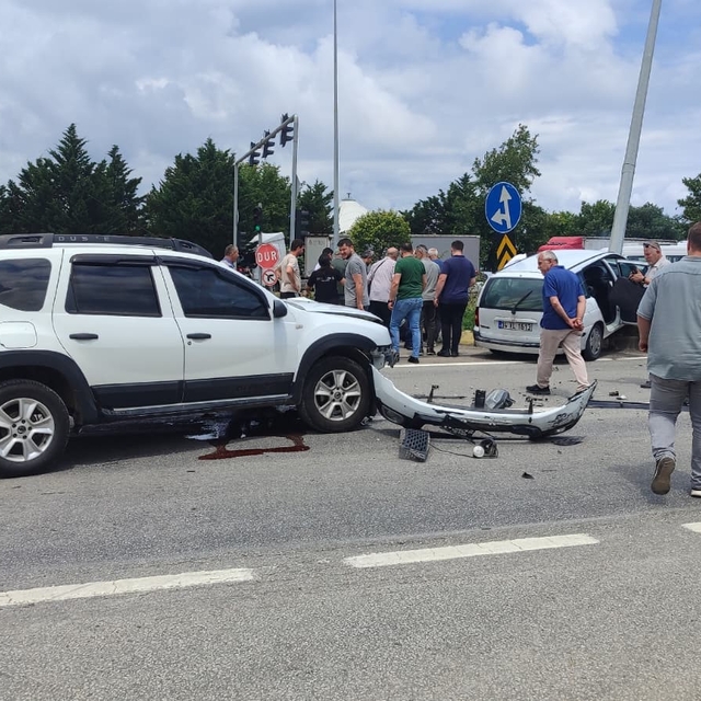 Giresun'da iki otomobilin çarpışması sonucu 1'i çocuk 5 kişi yaralandı