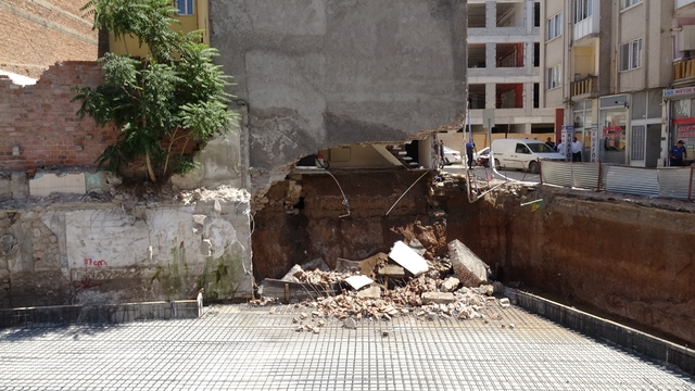 Malatya'da göçük sonrası mühürlenen apartmandan kopan parçalar paniğe neden oldu