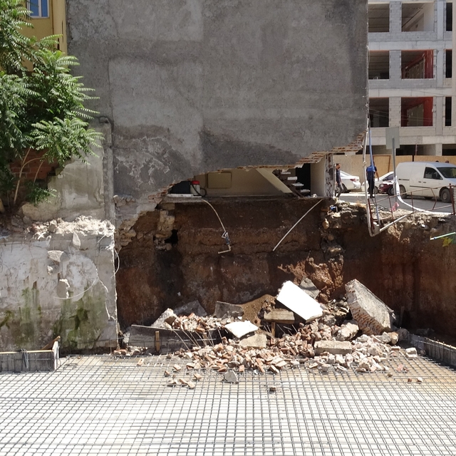 Malatya'da göçük sonrası mühürlenen apartmandan kopan parçalar paniğe neden...