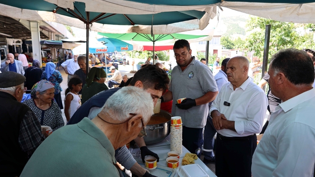 Başkan Öztürk kapalı pazar yerinde esnaf ve vatandaşlarla buluştu
