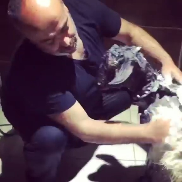 Sıcaktan bunalan keçisini evin banyosunda şampuanla yıkadı: "Çocuklarımı bi...