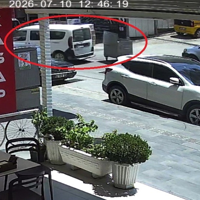 Kontrolden çıkan çöp konteyneri caddeye dalıp araca çarptı: O anlar kamerad...