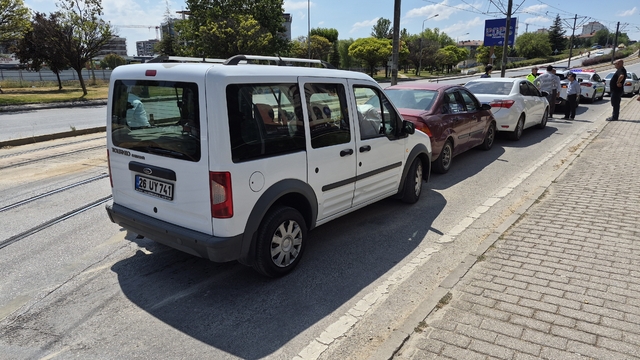 Eskişehir'de 3 aracın karıştığı zincirleme trafik kazası ucuz atlatıldı