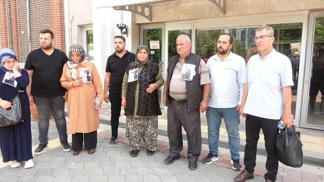 Nişanlı çiftin ölümüyle sonuçlanan kazayla ilgili davada sürücünün serbest bırakılmasına tepki
Karara tepki gösteren acılı baba: "2 tane genci öldüren şahıs 8 gün tutuklu kalmıştır"