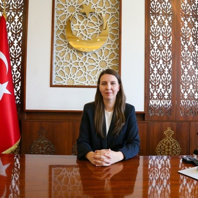 Gürpınar'ın ilk kadın kaymakamı göreve başladı