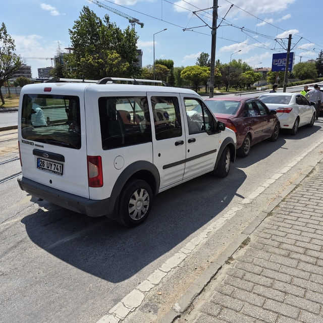 Eskişehir'de 3 aracın karıştığı zincirleme trafik kazası ucuz atlatıldı