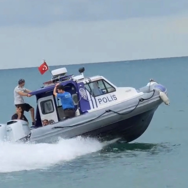 Karadeniz'in hırçın dalgaları arasında mahsur kalan yüzücüyü deniz polisi k...