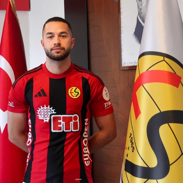 Eskişehirspor'da çifte transfer: Hem iç hem dış transferde imzalar atıldı