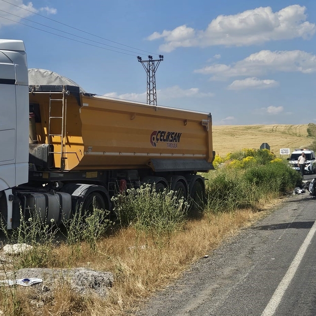 Bulanık'ta kamyonla kamyonet kafa kafaya çarpıştı: 2 ölü, 2 yaralı