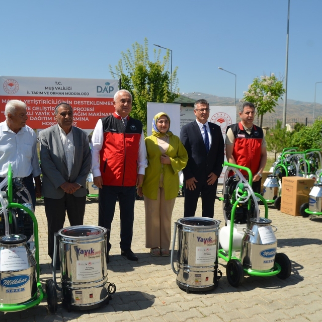 Muş'ta manda yetiştiricilerine süt sağım ve elektrikli yayık makinesi deste...