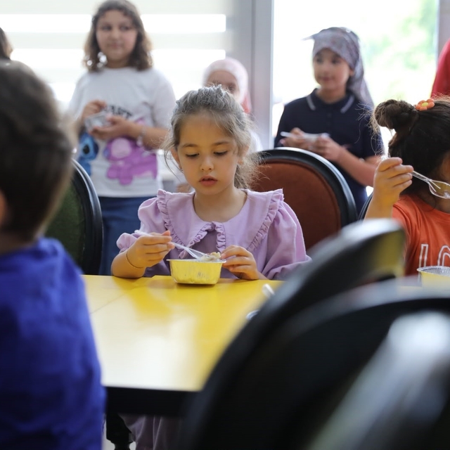 Düzce Belediyesi çocuk üniversitesinden aşure etkinliği