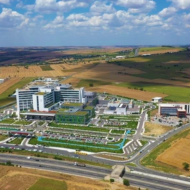 Tekirdağ'da Şehir Hastanesi ulaşımını rahatlatacak köprülü kavşakta önemli...
