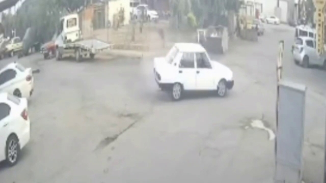 Antalya'da drift yapan sürücüye adli ve idari işlem
Sosyal medyada paylaşılan drift görüntüsü sonrası tespit edilen sürücünün 2 ay ehliyeti iptal edildi, araç da 2 ay trafikten men edildi