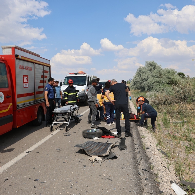 Otomobilin kağıt gibi savrulduğu kazada 4 kişi yaralandı
Kaza anı güvenlik...