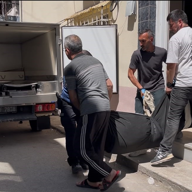 Talihsiz adam merdivenlerde can verdi... Acılı annenin feryadı yürekleri da...