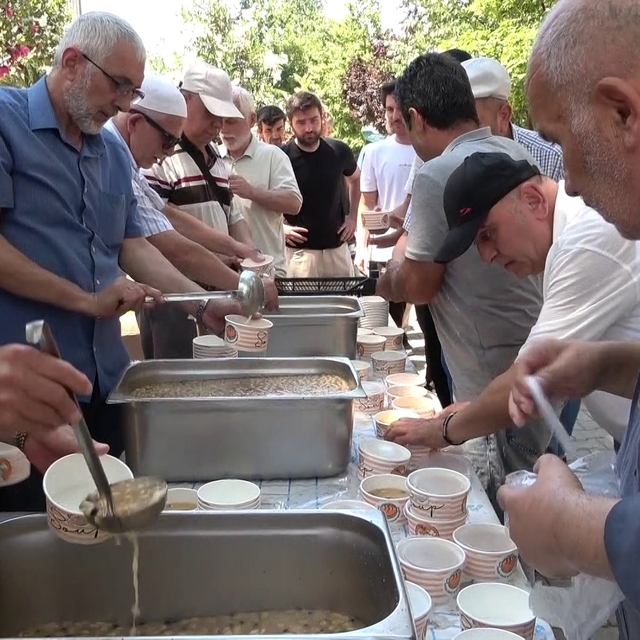 Kiremitçi Sinanbey Cami'de bin 500 kişilik aşure ikramı