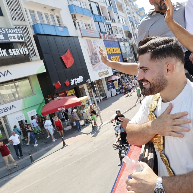 Kırkpınar başpehlivanı Erkan Taş'a Antalya'da coşkulu karşılama