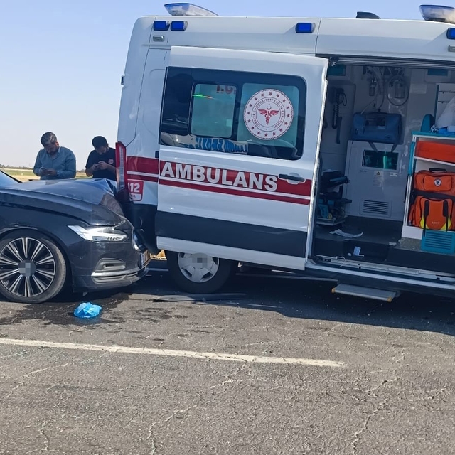 Mardin'de ambulans, tır ve otomobilin karıştığı kazada 3 kişi yaralandı