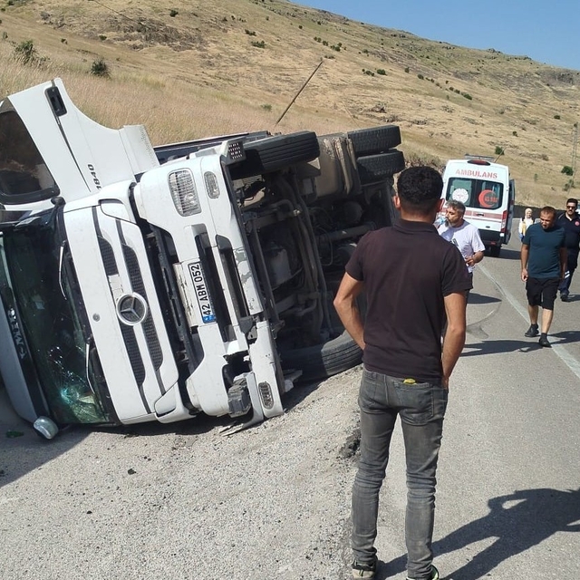 Malatya'da kontrolden çıkan tır devrildi
