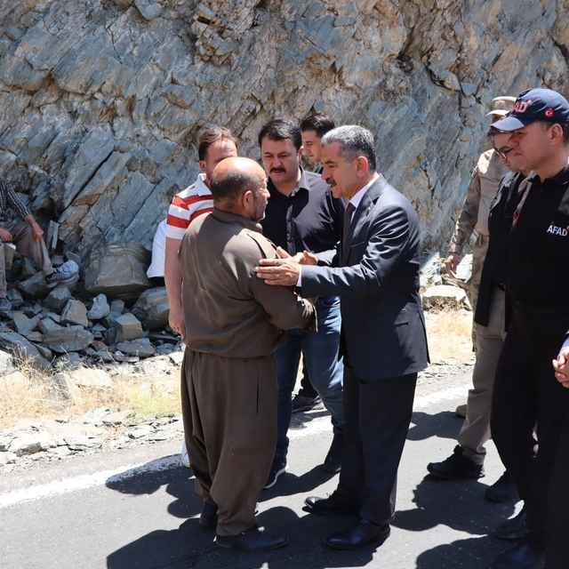 Vali Ekici, Habur Çayı'ndaki arama çalışmalarını yerinde inceledi
Şırnak'ta...