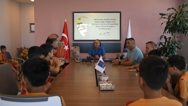 Kuşadası'nın gönül köprüsü 9 yıldır çocukları buluşturuyor