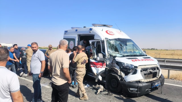 Zincirleme kazaya karışan ambulanstaki 2 sağlık çalışanı ile hasta yaralandı
