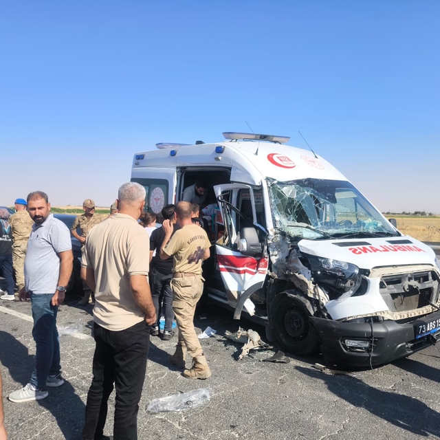 Zincirleme kazaya karışan ambulanstaki 2 sağlık çalışanı ile hasta yaraland...