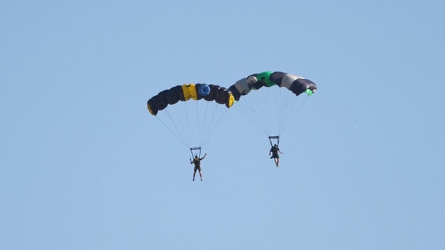 Erzincan'da sporcuların wingsuit e base jump atlayışı nefes kesti