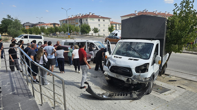 Eskişehir'de kamyonet ve minibüs çarpıştı; 7 yaralı