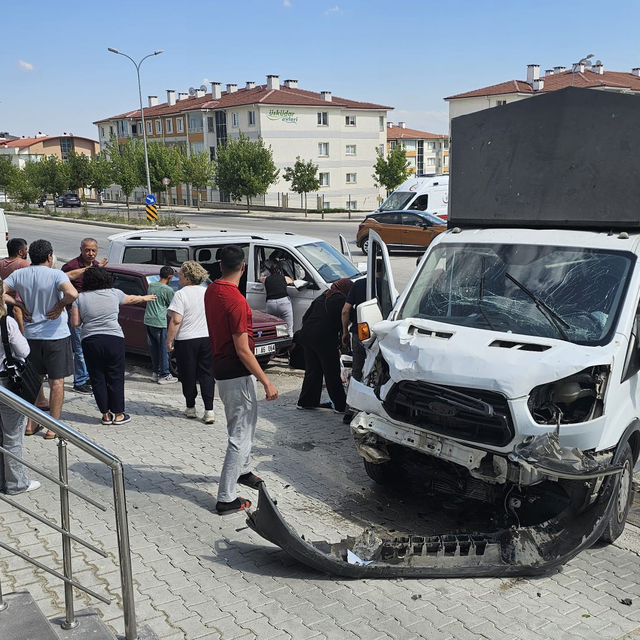 Eskişehir'de kamyonet ve minibüs çarpıştı; 7 yaralı