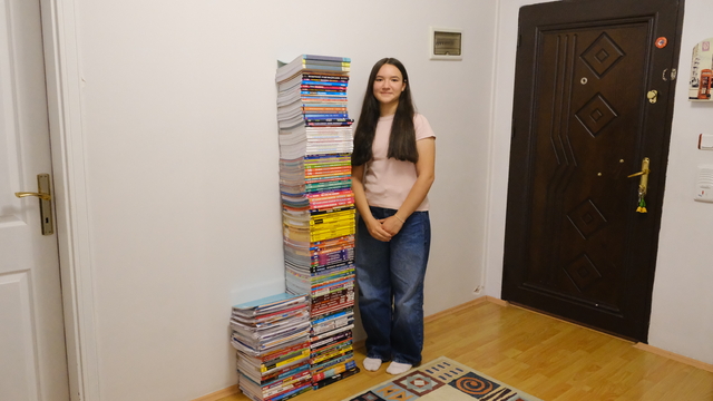 Çalıştığı kitaplar boyunu aşan İpek, LGS Türkiye birincisi oldu