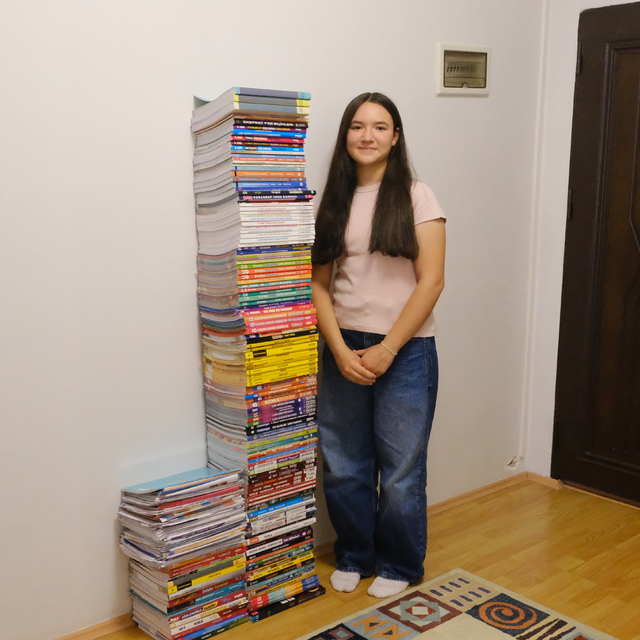 Çalıştığı kitaplar boyunu aşan İpek, LGS Türkiye birincisi oldu
