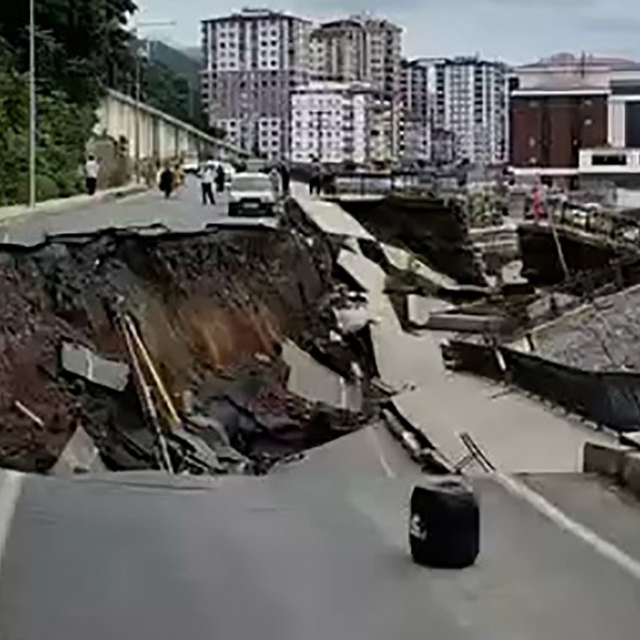 Rize'de yol çöktü, 2 bina tedbir amaçlı tahliye edildi