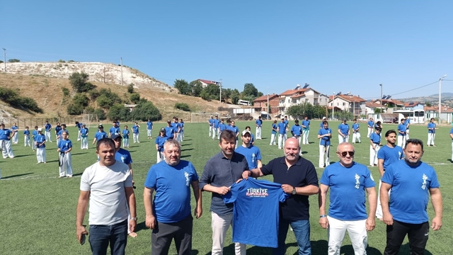 Kütahya'da Kyokushin-Kan Türkiye Yaz Gelişim Kampı sona erdi
Pazarlar'da düzenlenen kamp, gösteri müsabakaları ve plaket töreniyle tamamlandı