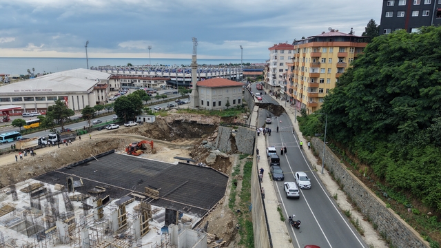 Rize'de yurt inşaatının kazısında istinat duvarı ve yol çöktü: 3 bina tahliye edildi