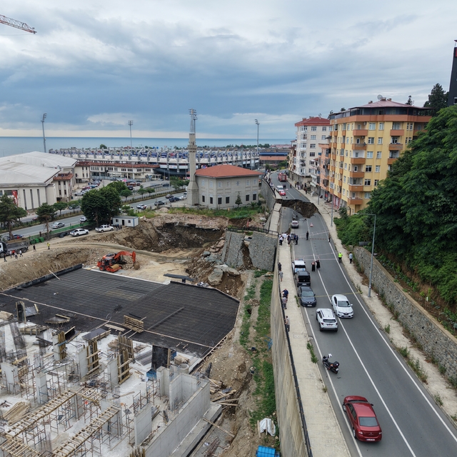 Rize'de yurt inşaatının kazısında istinat duvarı ve yol çöktü: 3 bina tahli...