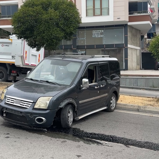 Freni boşalan hafif ticari araç 2 metreden yola düştü