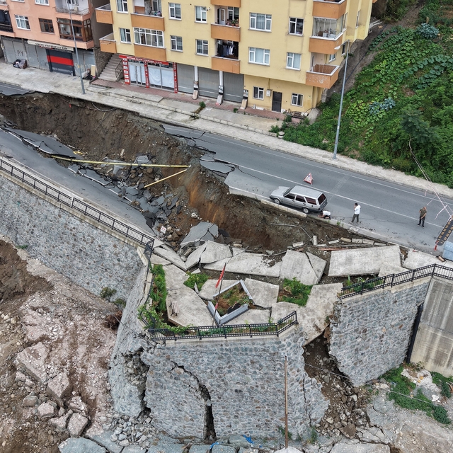 Rize'de 2 binanın tahliyesine olan göçük havadan görüntülendi