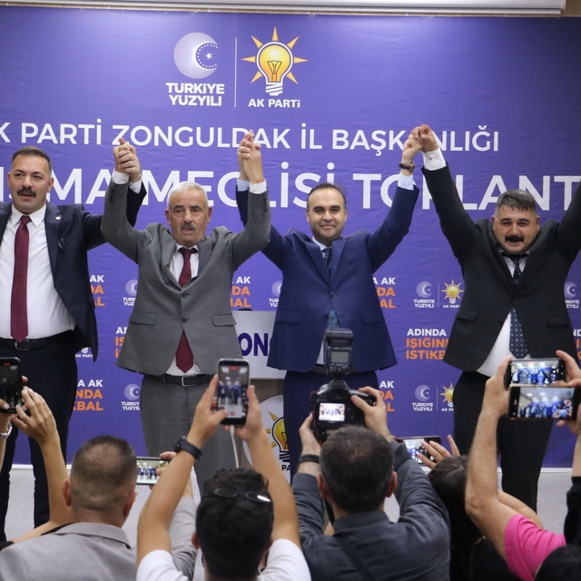 CHP'den istifa eden iki meclis üyesi AK Parti'ye geçti, rozetleri Bakan Kac...