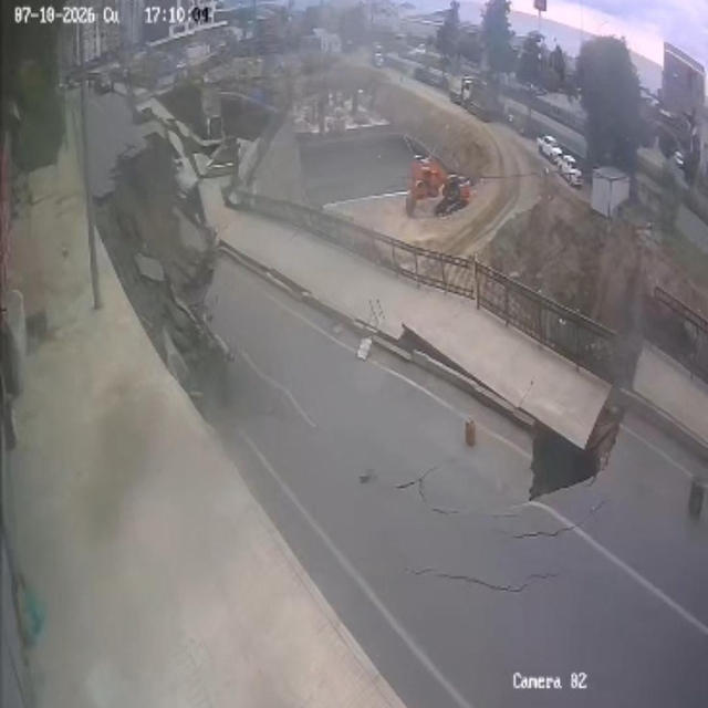 Rize'de yolun çökme anı güvenlik kamerasına yansıdı
