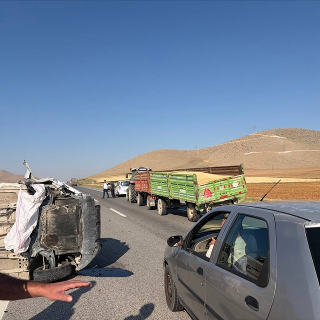 Karaman'da traktörün römorkuna çarpan otomobil devrildi: 1 yaralı