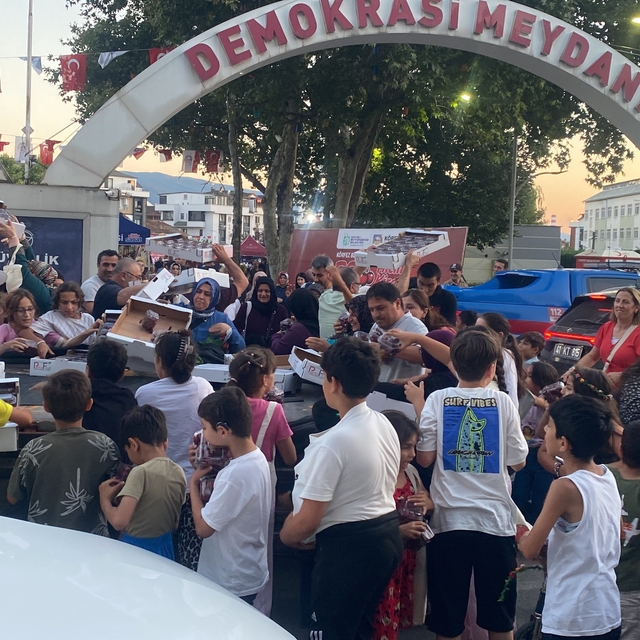 Kiraz kapabilmek için kıyasıya yarıştılar
Kirazların kamyonet kasasından tü...