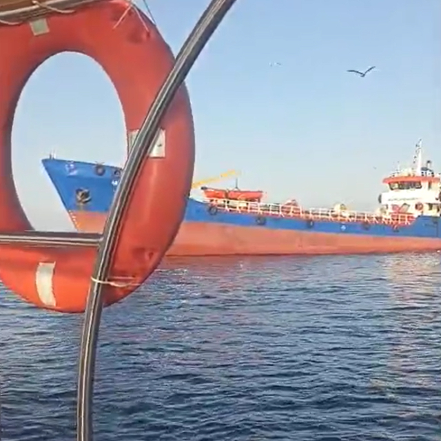 Yalova açıklarında su tankeri tekneye çarptı: 2 kişi denize atlayarak kurtu...