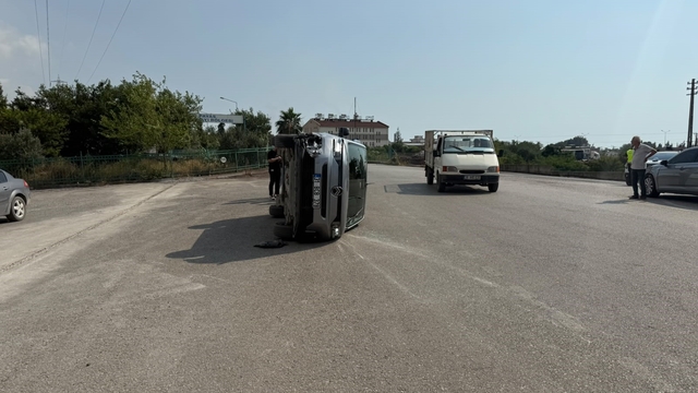 Payas'ta çarpışmayla yan yatan otomobilin sürücüsü yaralandı