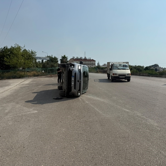 Payas'ta çarpışmayla yan yatan otomobilin sürücüsü yaralandı
